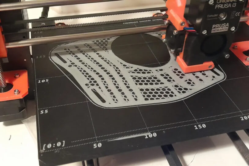 3D tiskárna Prusa při tisku dílu pro frontové zdravotníky